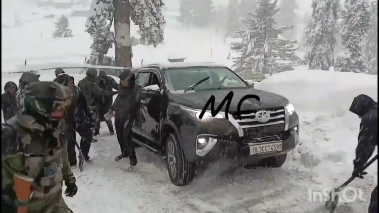 Sachin Tendulkar Toyota Fortuner Stuck Snow Gulmarg Car Blog India Car Blog India Sachin Tendulkar Toyota Fortuner Stuck Snow in Gulmarg