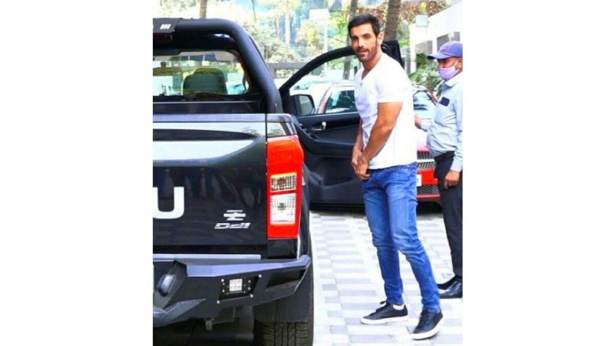 John abraham isuzu v cross Car Blog India John Abraham with His Isuzu V cross